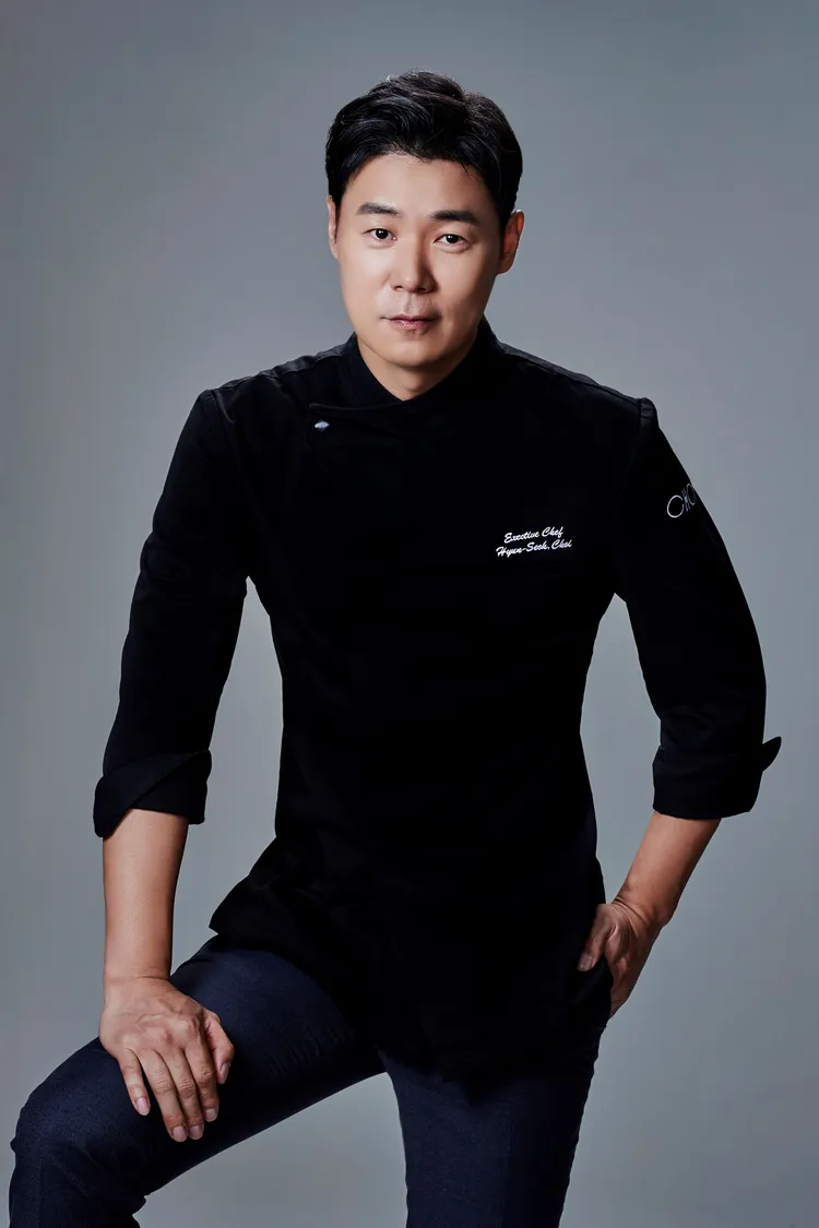 首爾超人氣餐廳「CHOI.」主廚、同時亦為韓國知名「黑白大廚：料理階級大戰」的明星主廚崔鉉碩 (Choi Hyun-seok) ，憑藉前衛創意料理風格與鮮明個人魅力，躍升為韓國餐飲界指標人物，其餐廳穩居首爾最難訂之列，深受饕客追捧。台北文華東方酒店提供