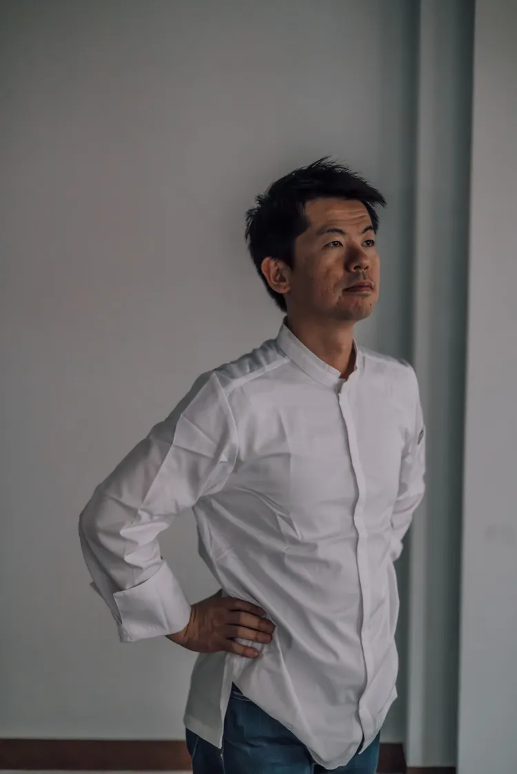 台灣米其林一星餐廳「盈科 EIKA」主廚稗田良平 (Hieda Ryohei) ，「盈科 EIKA」以「尋常中見不凡」對食材的極致理解尊重，締造了台北當代日料的新高度。台北文華東方酒店提供