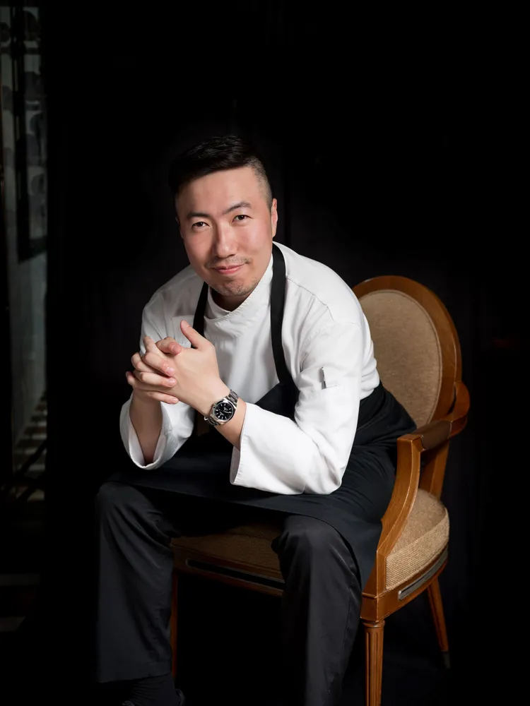 首爾米其林一星餐廳「Solbam」主廚嚴泰俊 (Eom Tae-jun)，「Solbam」以當代手法重構韓國傳統風味，透過當季在地食材講述回歸土地的料理敘事，開業僅一年便榮獲米其林一星，成為新世代韓國料理的耀眼代表。台北文華東方酒店提供