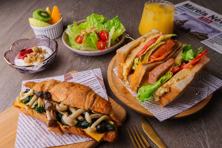 「獨享瑜悅時光」住房專案可享BAR98雙人早午餐，以手作輕食開啟美好一天。板橋凱撒大飯店提供