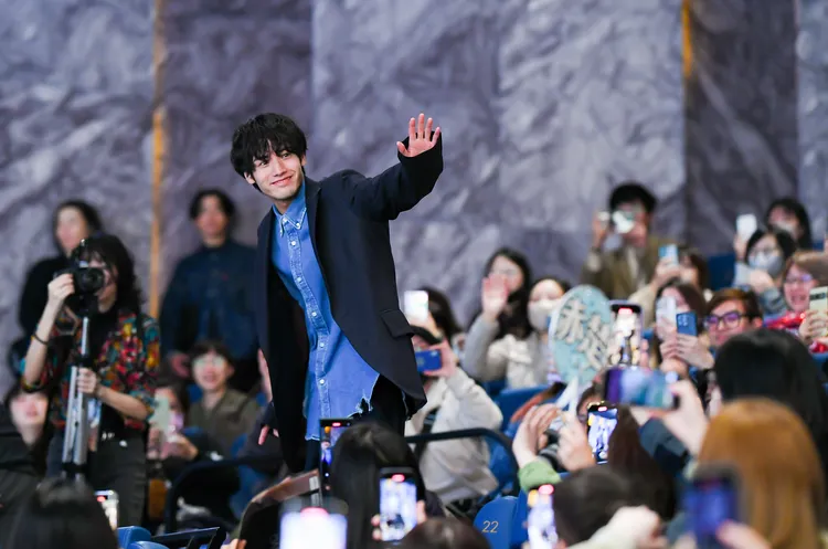 赤楚衛二從觀眾席現身，跟粉絲打招呼。天馬行空提供