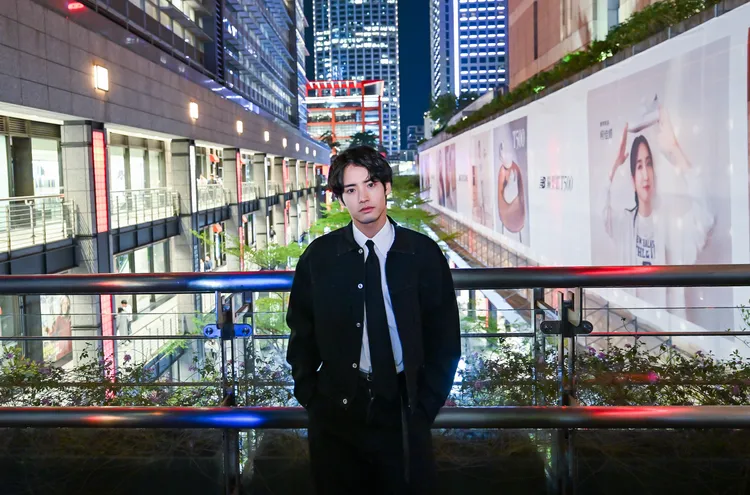 赤楚衛二把東區天橋當畫報拍。天馬行空提供