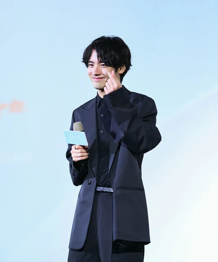 赤楚衛二比出手指愛心。天馬行空提供