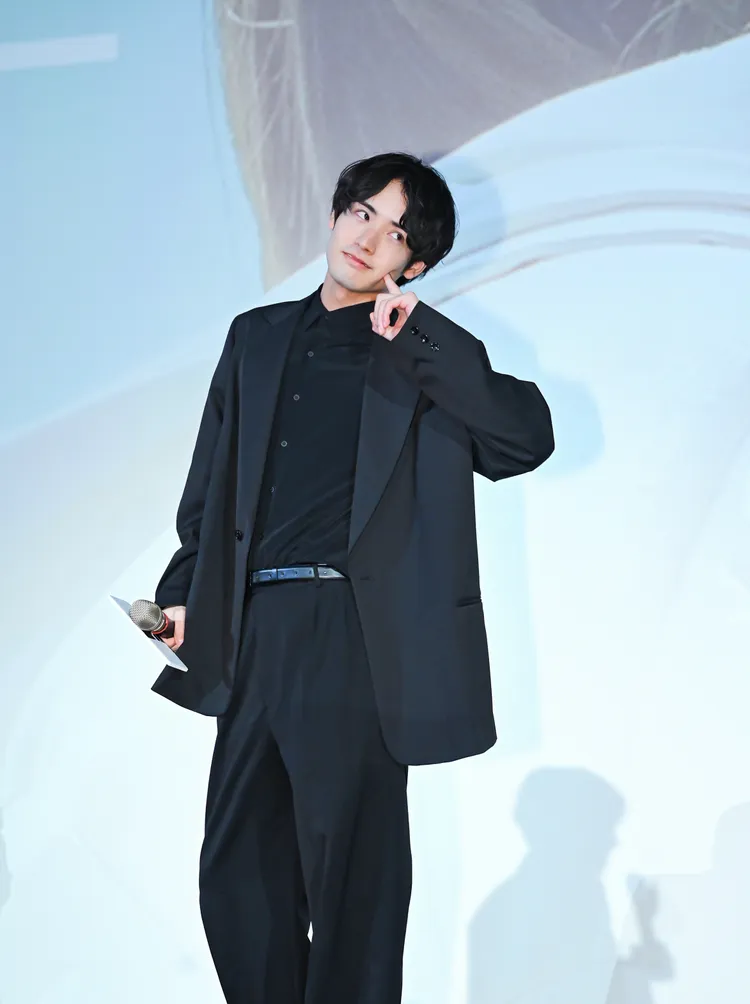 赤楚衛二放超開三連拍，賣萌戳臉頰。天馬行空提供