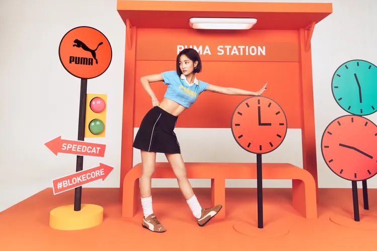 王淨換上藍色短版BTG Polo衫秀出腹肌。品牌提供