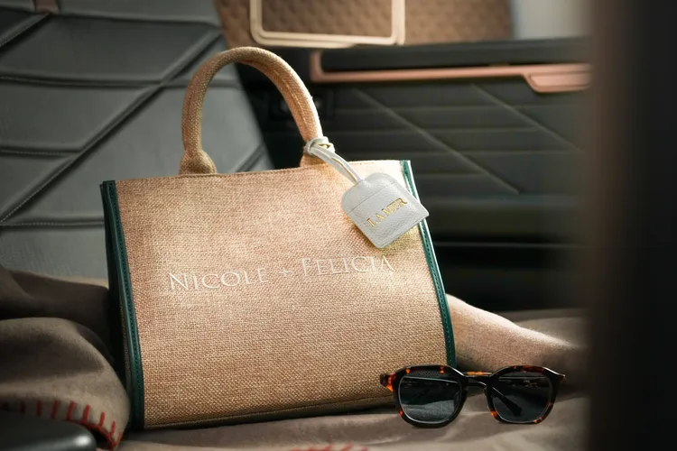 限量托特包將搭配精緻保養套組，提供給星宇航空頭等艙旅客。品牌提供