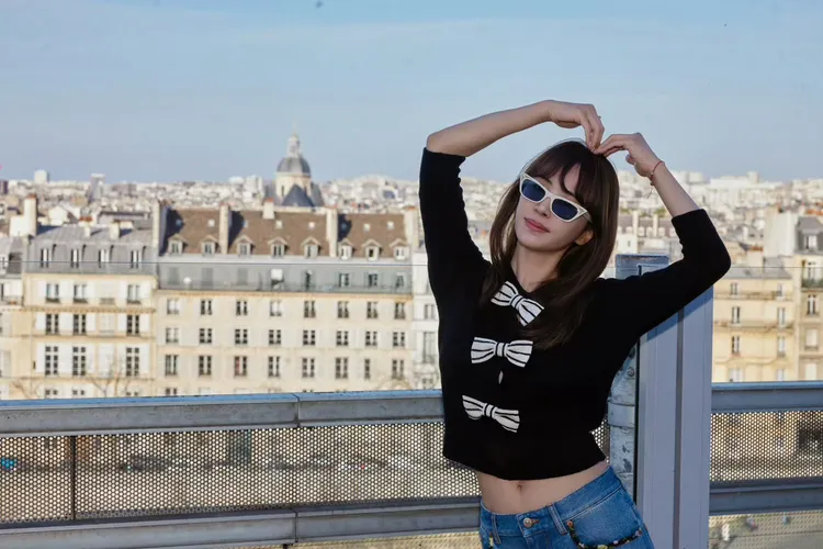 蔡依林俏皮地比出大愛心。翻攝自蔡依林工作室微博