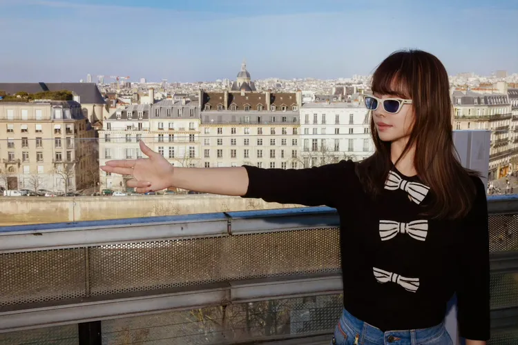 蔡依林舊地重遊18年前MV場景。翻攝自蔡依林工作室微博