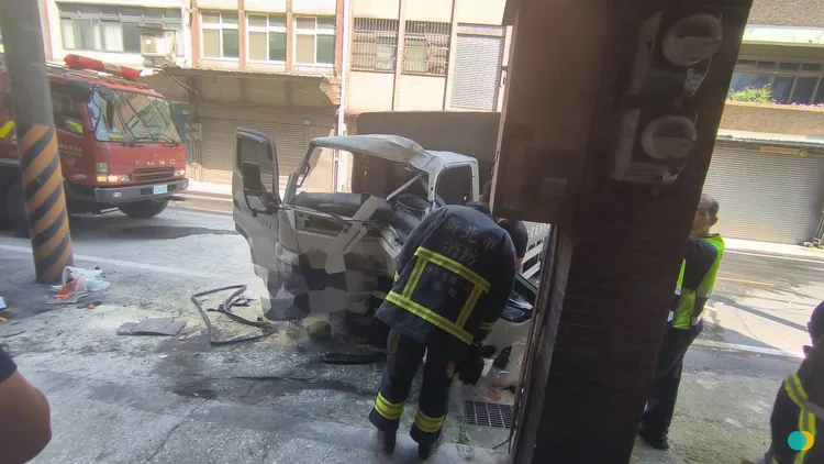 貨車駕駛官男與副駕駛闕男分別骨折與擦挫傷送醫，現場一片狼藉。翻攝畫面