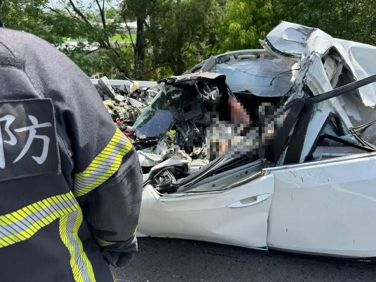 自小客車駕駛受困車內明顯死亡。民眾提供