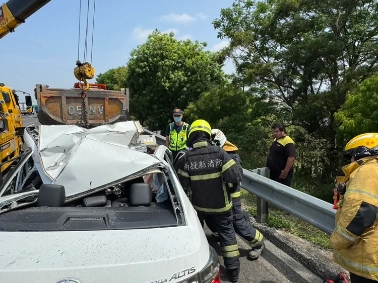 消防人員破壞車門搶救。民眾提供