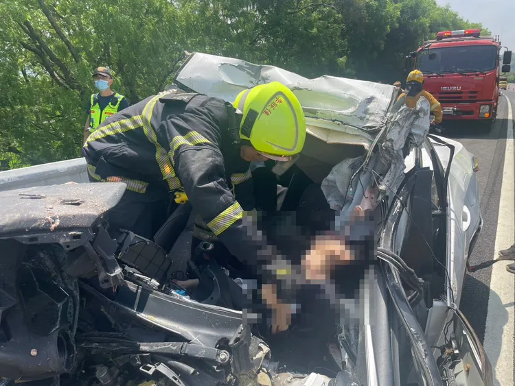 男駕駛受困在變形的駕駛座內，救出時已無生命跡象。民眾提供