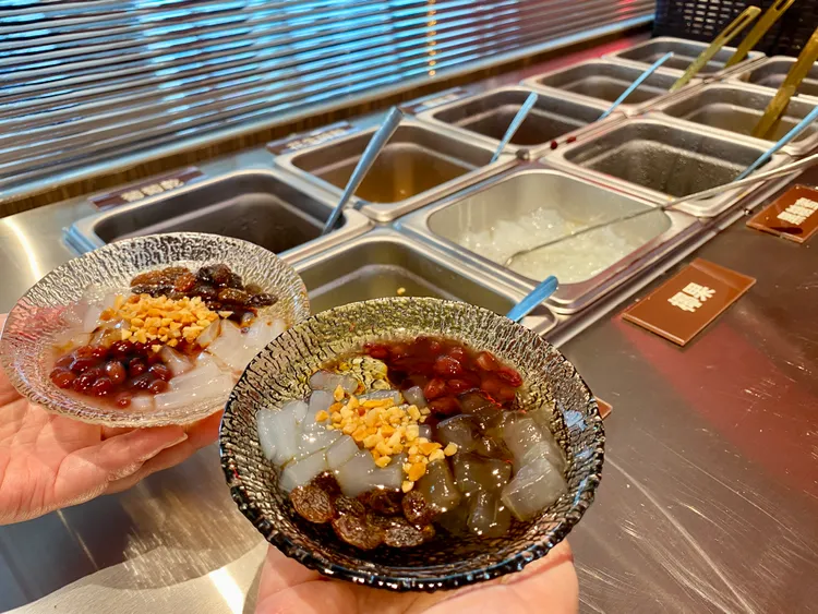 自由搭配選料的冰粉，能依喜好加入蜜紅豆及糖水等組合。莊偉祺攝