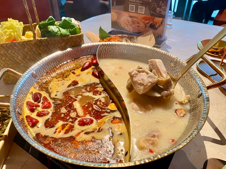 粵式胡椒豬肚雞煲（右側）雙拼川味麻辣鍋 （左側）。莊偉祺攝