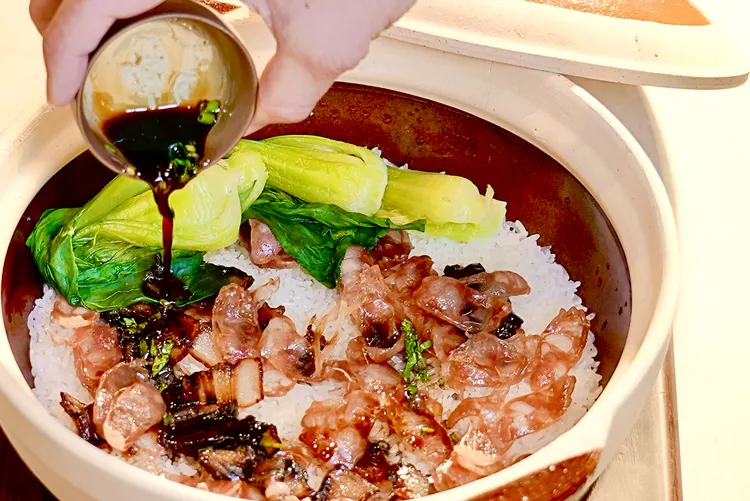 「雙臘煲仔飯」透過砂鍋燜煮可吃到不同層次的鍋巴口感。撈王提供
