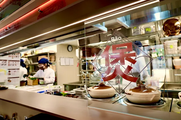 店內更將廚房視覺舞台化變成「可視化廚房」，從外就可觀賞陶鍋炊煲仔飯等料理過程。撈王提供