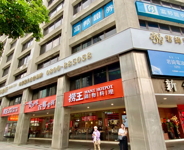 撈王這次進駐松江南京十字路口的黃金店面。莊偉祺攝