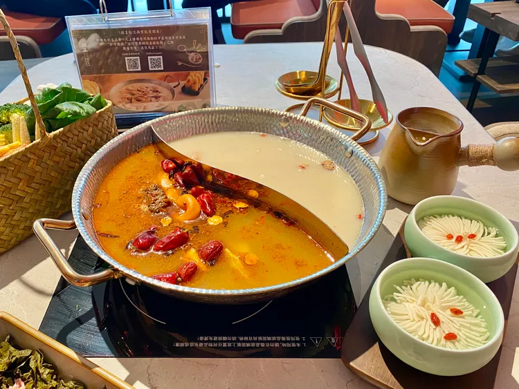 鍋料有刀工精細的繡球豆腐（右下兩盅）等品項可選擇。莊偉祺攝