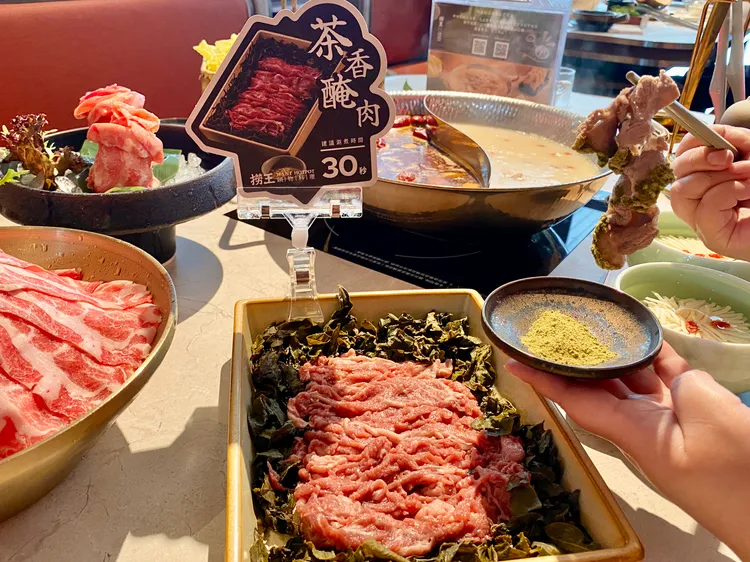 「茶香醃肉」可沾著鹹香調味的茶粉一起吃。莊偉祺攝