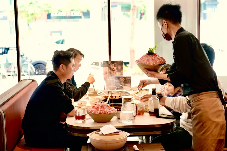 松江南京店即日起推出「粵川湯戰紅白對決」系列活動。撈王提供