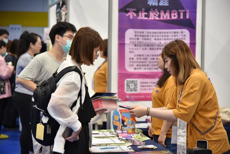 現場逾千職缺，起薪35K以上佔7成，9成工作機會免經驗。雲嘉南分署提供