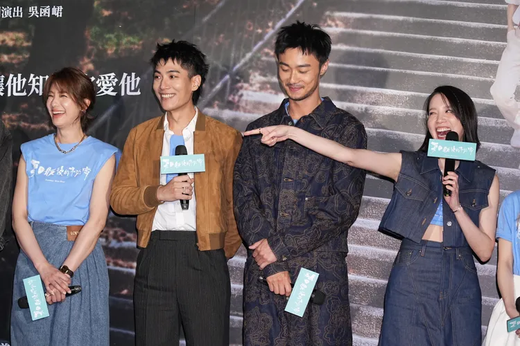 施柏宇（右2）今以狂野落腮鬍造型亮相新片首映會，左起賴雅妍、林子閎和程予希。彭欣偉攝