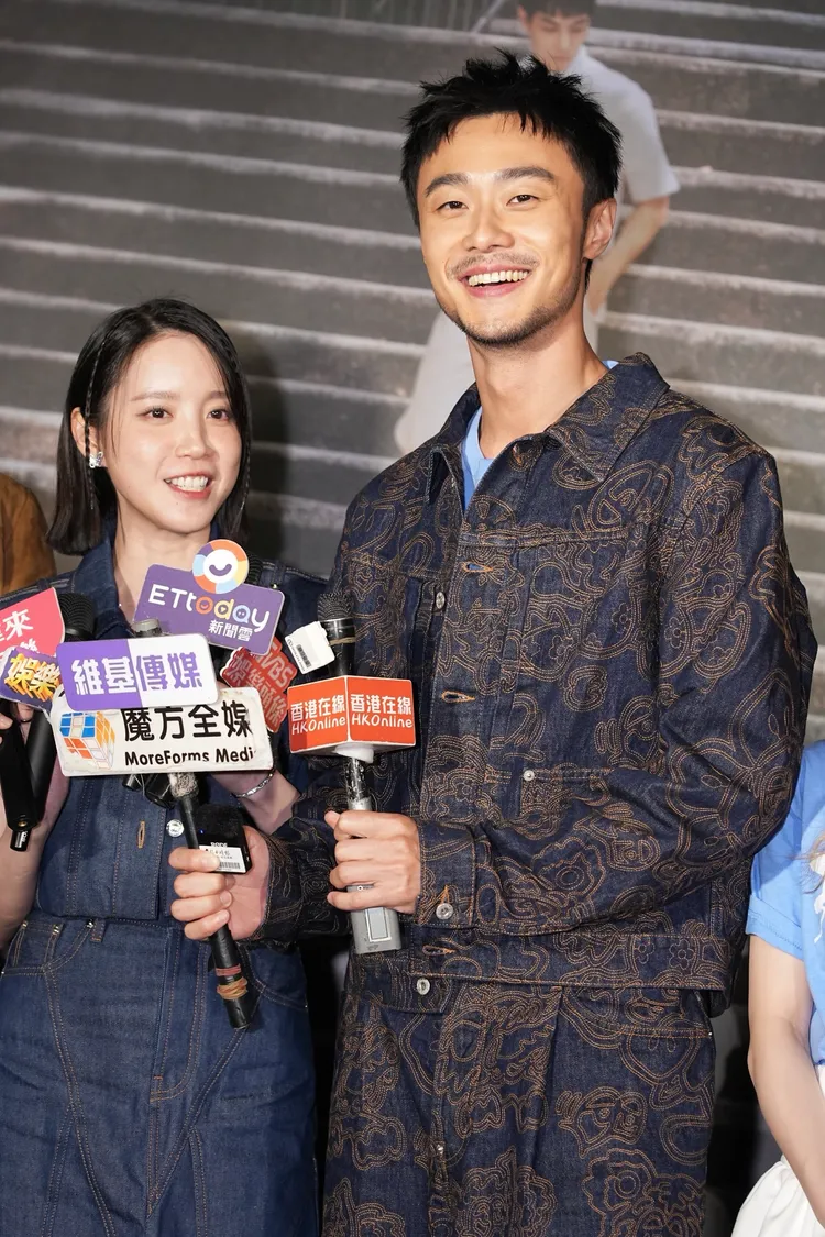 施柏宇（右）被程予希當祭品，喊話票房破千萬就穿女高中生制服。彭欣偉攝