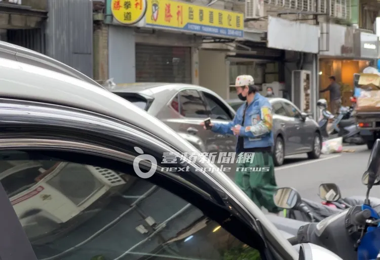 康康掛斷電話才上車。特勤中心攝