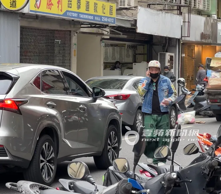 康康模樣稍顯憔悴，步伐緩慢地走向車子。特勤中心攝