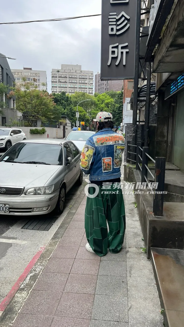 康康背影噴發潮味，不像中年大叔。特勤中心攝