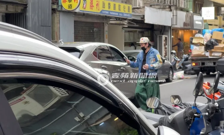 凌志NX200休旅車來接康康。特勤中心攝