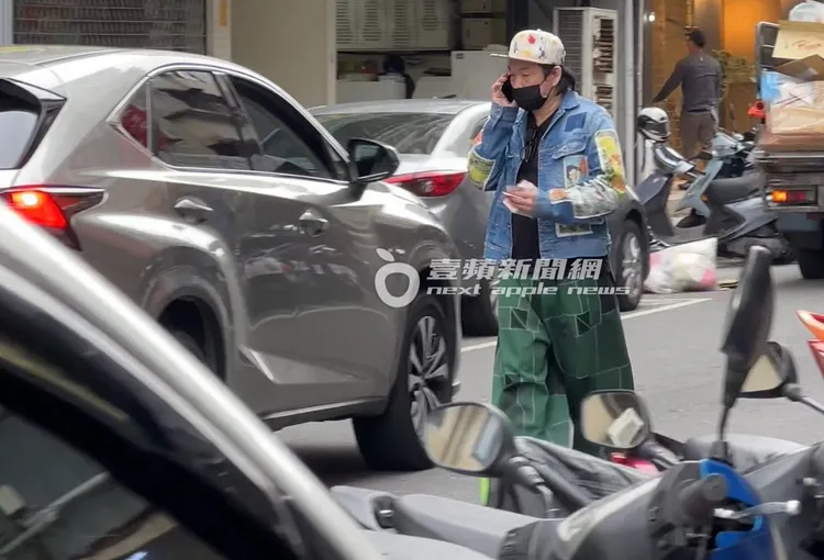 康康看完牙醫忙講電話。特勤中心攝。