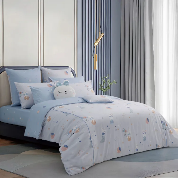 Tonia Nicole jr系列100%精梳棉兩用被床包組 - 魔法夢奇地(雙人)買床組送同款兩用抱枕，原價1萬2520元，優惠價5980元，加購指定款精梳棉兩用被床組只要3000元。業者提供