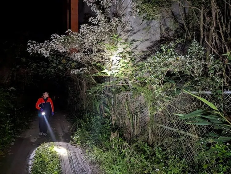 現場天色昏暗，警消直到今天上午9時許才尋獲駕駛遺體。民眾提供