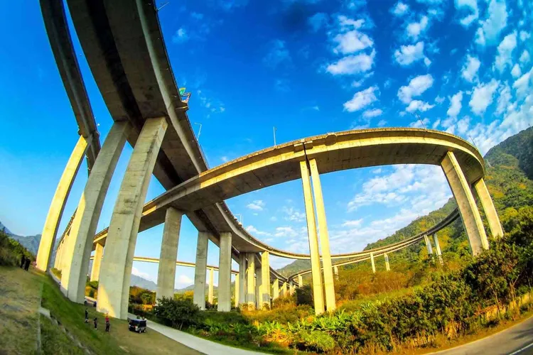 國道6號「橋聳雲天」名列國道8景之首。翻攝南投旅遊網