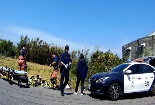 警消合力協助老翁送醫。三分局提供