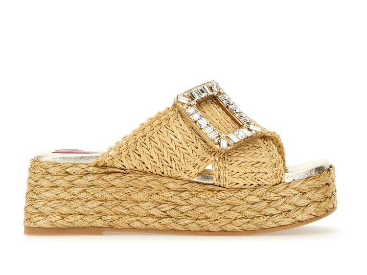Roger Vivier Summer Strass拉菲草鑽扣厚底涼鞋，4萬3000元。品牌提供