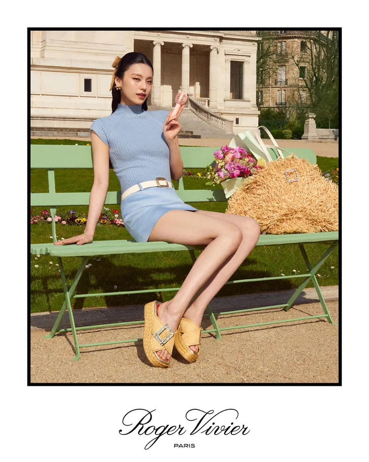 禮志腳踩拉菲草厚底鞋。品牌提供