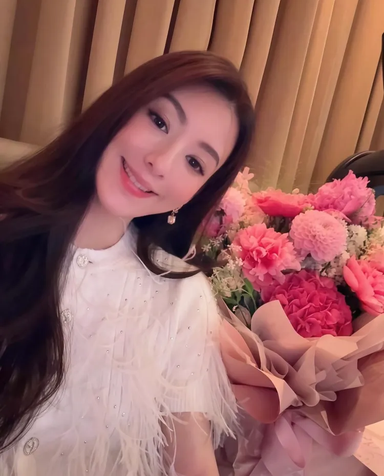 方媛收到老公的花，笑得幸福滿溢。圖／翻攝IG