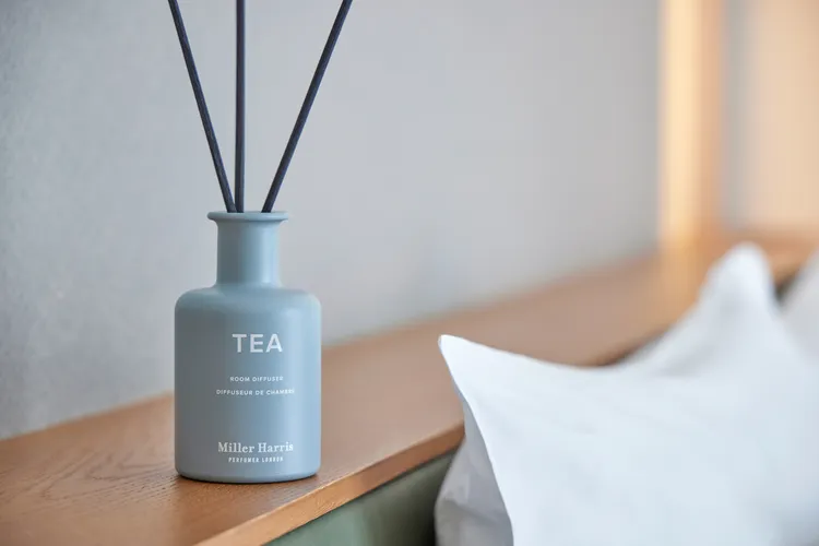 寒居酒店X Miller Harris「午後沁香」聯名住房專案，期間會於寒居套房、寧鴞套房內放置「午後伯爵」室內擴香，提升入住感官體驗。寒居酒店提供