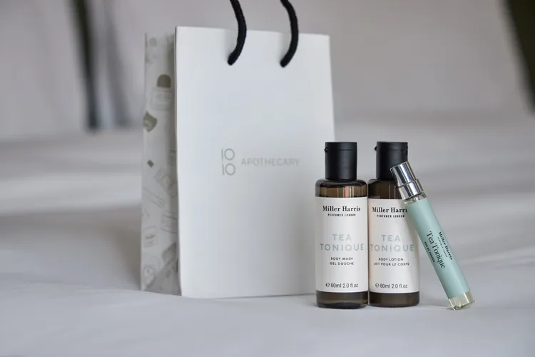 寒居酒店與英國香氛品牌Miller Harris攜手推出「午後沁香」聯名住房專案，入住客房贈價值1030元的「Miller Harris午後伯爵旅行組」乙組，內含沐浴膠60ml、身體乳60ml、淡香精7.5ml各乙瓶，另可享翌日早餐、BeGood X Miller Harris聯名調酒兌換券至多兩張和週年慶抱枕乙顆。寒居酒店提供