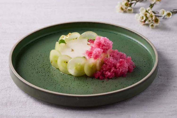 BeGood西點主廚以綠葡萄、紅心芭樂等鮮果入菜，5/12起推出五款清涼感十足的夏季甜點，每道320元+10%起，圖為「可爾必思、綠葡萄、仙人掌雪花冰」。寒居酒店提供