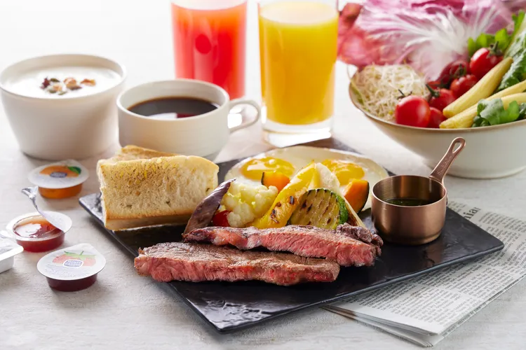 寒居酒店客房早餐精緻升級，即日起推出日式晨食、北非燉蔬、鮮蝦嫩蛋、雞腸轆轆等四款風味主餐，5/5開幕三週年當日起加碼推「晨煎牛排」，品項升級不加價，每道主餐580元+10%。寒居酒店提供