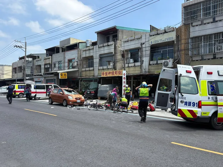 逆向轎車從車隊中央攔腰撞入，學生來不及反應摔成一團。民眾提供