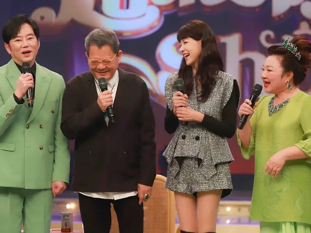 陽帆（左起）、鄭進一、陳明真、白冰冰等說說唱唱。民視提供