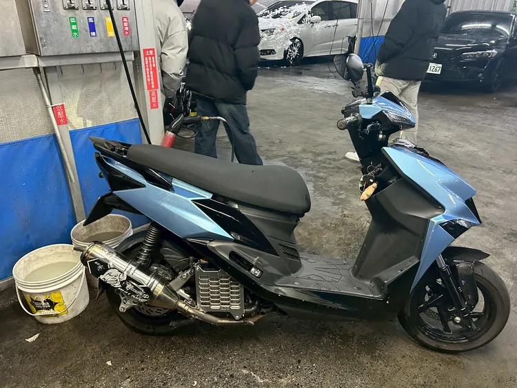 陳女的機車也被撞倒。警方提供