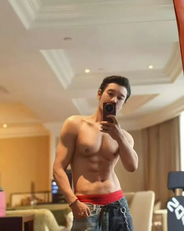 黃曉明秀出日常健身照。翻攝黃曉明朋友圈