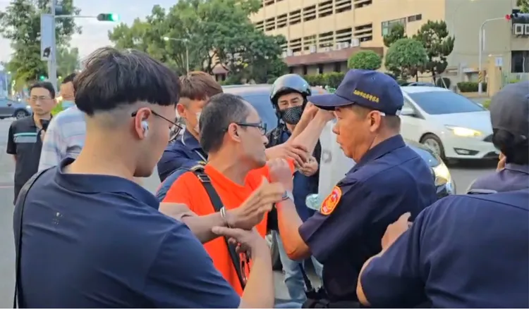 高雄地檢認徐尚賢有涉案嫌疑，開立拘票將他拘提到案。民眾提供