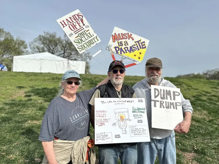 美國總統川普對各國銷美產品課徵10%的關稅生效之際，大批人潮5日齊聚華盛頓國家廣場示威，退休人士凱利（Cathy Kelly）（左）受訪說，關稅是很糟的想法，擔心會進一步推升物價。 中央社