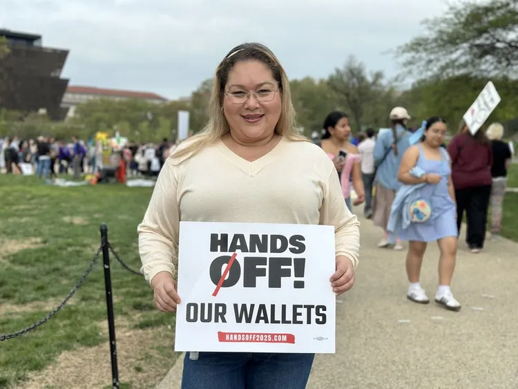大批人潮5日齊聚華盛頓國家廣場示威，抗議美國總統川普的各項政策，從加州到華府參加抗議的納瓦洛（Olivia Navarro）受訪說，很擔心國家未來的走向。 中央社